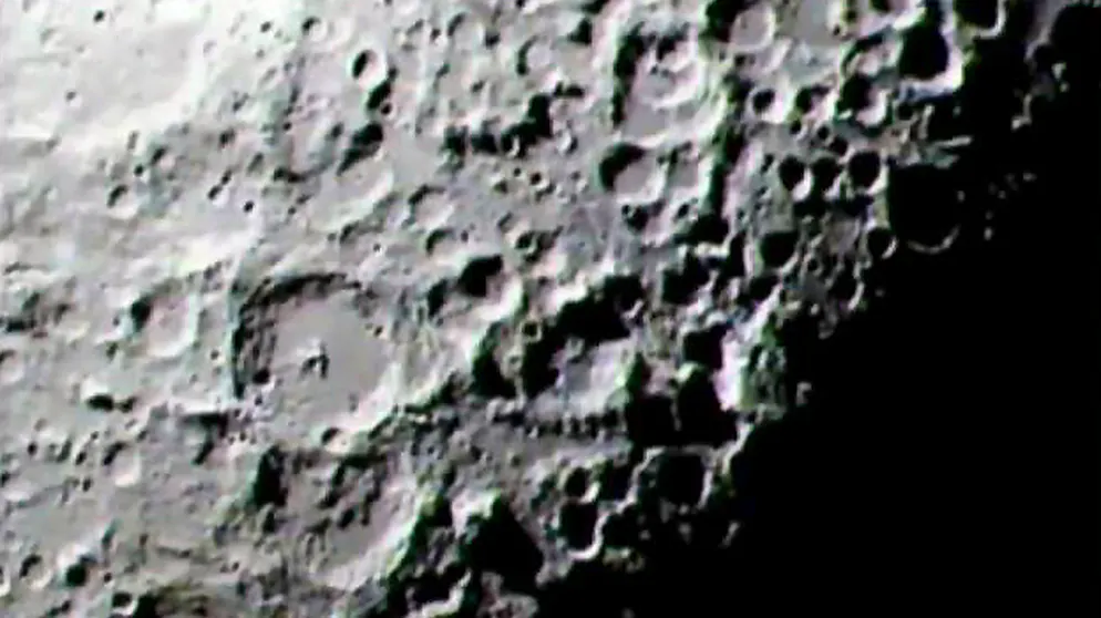 Unnützes Mond-Wissen. Wegen der fehlenden Atmosphäre schlagen auch viele Asteroiden auf dem Mond ein, statt in dessen Lufthülle zu verglühen. Hunderttausende Krater überziehen die Oberfläche.