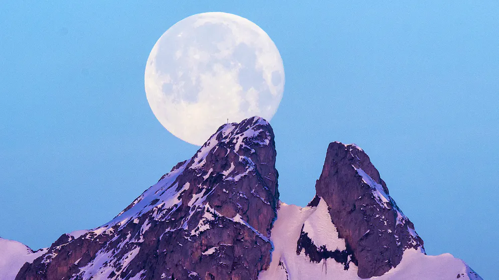 Unnützes Mond-Wissen. Das Wetter auf dem Mond ist nichts für Sensibelchen: Wenn die Sonne auf die Oberfläche trifft, steigen die Temperaturen bis auf 130 Grad Celsius an. Auf der dunklen Seite wiederum wird es bis zu minus 160 Grad kalt.