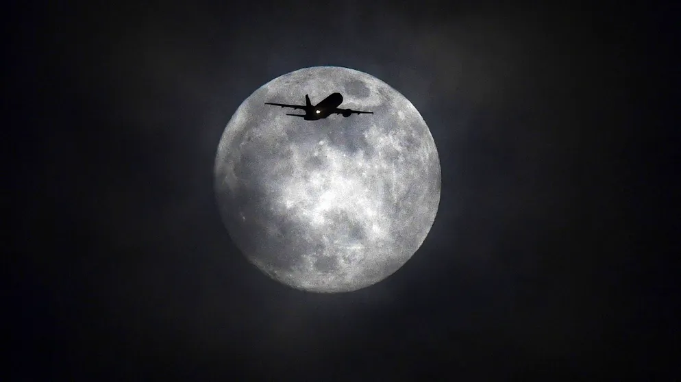 Unnützes Mond-Wissen. Diese Krater sind auch für die dunklen Stellen verantwortlich, die viele ein Gesicht erkennen lassen. Dieser Mann im Mond soll laut christlicher Überlieferung Kain sein, der nach dem Mord an seinem Bruder Abel sprichwörtlich auf den Mond geschossen wurde.