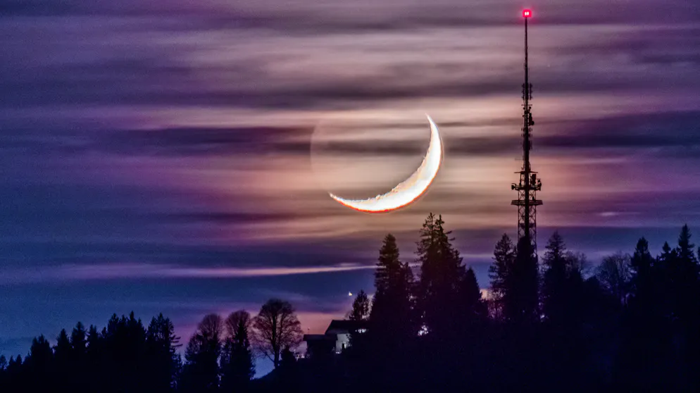 Unnützes Mond-Wissen. Auf dem Mond ist es totenstill: Weil die Atmosphäre sehr dünn ist, überträgt sie keine Schallwellen. Man könnte auf dem Mond also gar nicht miteinander reden – sofern man denn erst das Problem löst, ohne Helm zu überleben.