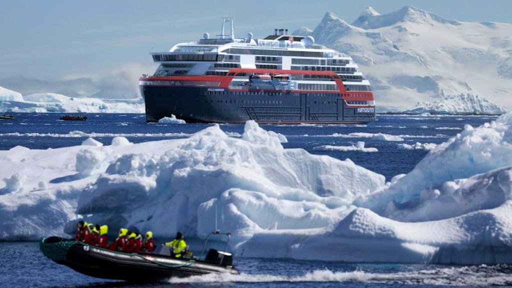 Hurtigruten-Schiff startet von Hamburg. Umweltfreundlichere Kreuzfahrt: Hybrid-Expeditionsschiff startet