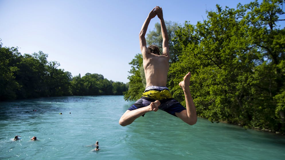 Ab ins kühle Nass: Flüsse wie die Aare locken bei hohen Temperaturen mit Abkühlung. 