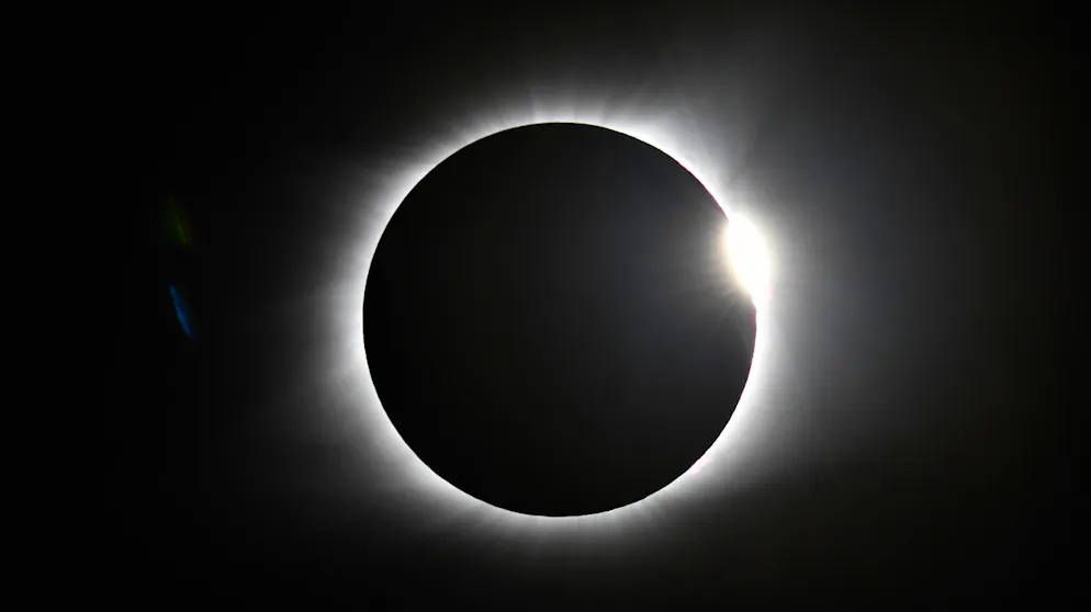 Unnützes Mond-Wissen. Die vielzitierte «dunkle Seite des Mondes» gibt es übrigens gar nicht. So wird jeder Teil des Mondes im Verlauf eines Monats von der Sonne beschienen.