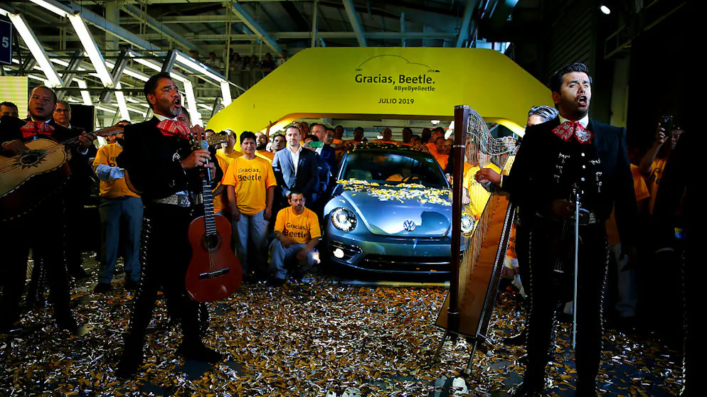 Eine Mariachi-Band spielt am Mittwoch den mexikanischen Klassiker «Cielito Lindo», nachdem der letzte VW-Beetle in der Farbe «stonewash blue» vom Band gerollt ist.