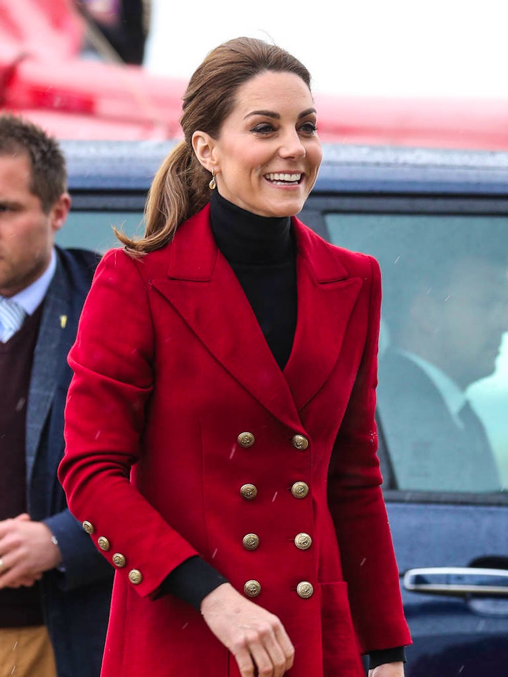10 looks qui prouvent que Kate Middleton a bien changé. La duchesse de Cambridge semble aussi s'être affirmée, en démontre ce blaser à double boutonnage d'un rouge sang que personne ne peut rater.
