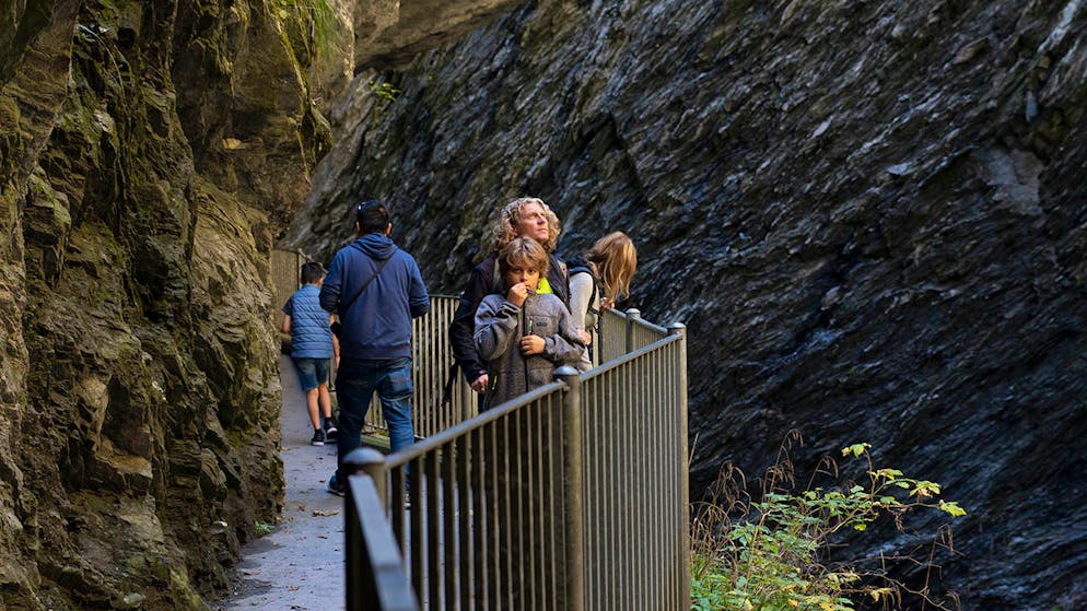 Wasserschloss Schweiz – alles im Fluss. Auf der Galerie entlang der steilen Felsflanke kann man dem Fluss auf dem Weg durch die Schlucht folgen.