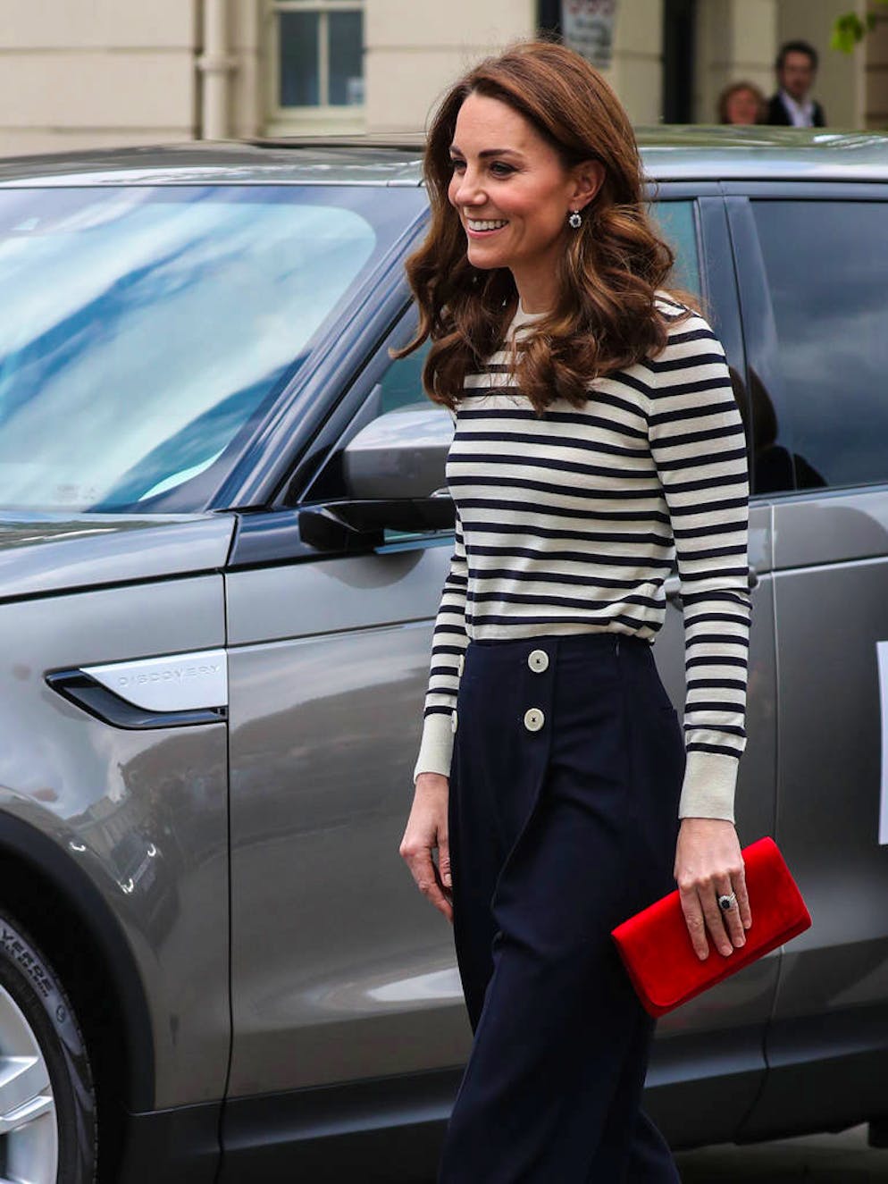 10 looks qui prouvent que Kate Middleton a bien changé. De plus en plus souvent à la pointe de la mode, Kate Middleton a adopté la tendance marin, avec ce pantalon taille haute qu'on lui envie.