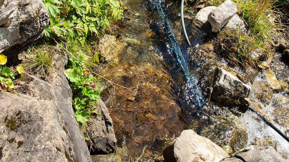 Wasserschloss Schweiz – alles im Fluss. Mehr als ein Plastikrohr mit Löchern drin braucht es dazu nicht. Weiter unten, wo die kleine Melchaa schon etwas grösser geworden ist,...