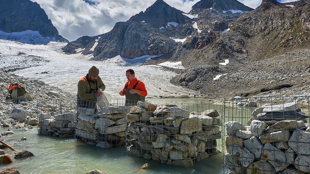 Wasserschloss Schweiz – alles im Fluss. Einen grossen Teil dieser Arbeiten haben Zivilschützer geleistet. Diese Gruppe hier baut aus Drahtgeflecht und Steinen einen Bachübergang.