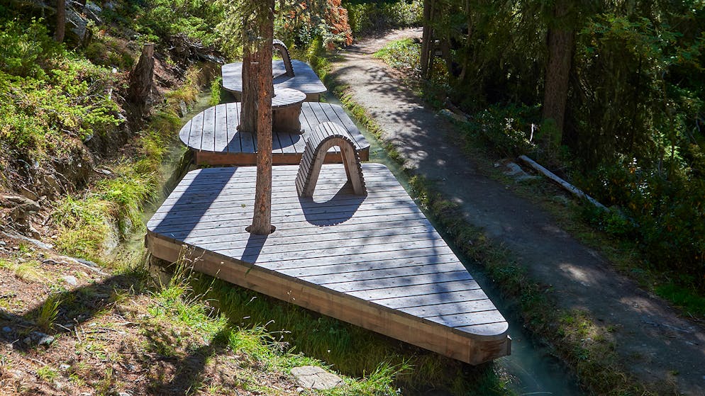 Wasserschloss Schweiz – alles im Fluss. Ruhe- und Erlebnisinseln entlang des Wasserlaufs laden zum Verweilen und Geniessen ein.