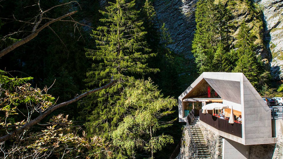Wasserschloss Schweiz – alles im Fluss. Das moderne Besucherzentrum ist das Tor zur Viamala-Schlucht. Von hier aus führen 359 Treppenstufen in die Tiefe.