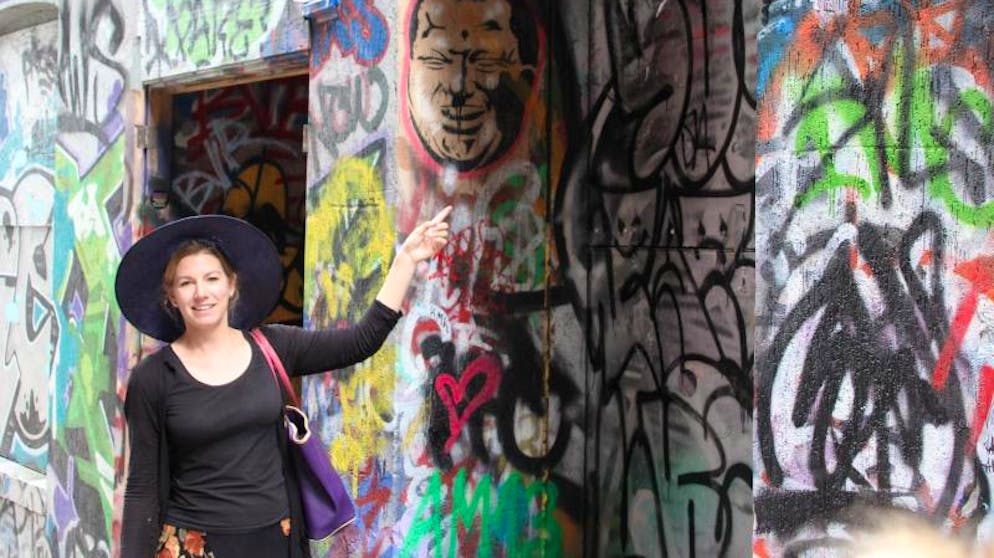 Street Art in Toronto: Guide Bri präsentiert die Graffiti-Kunstwerke in der Rush Lane.