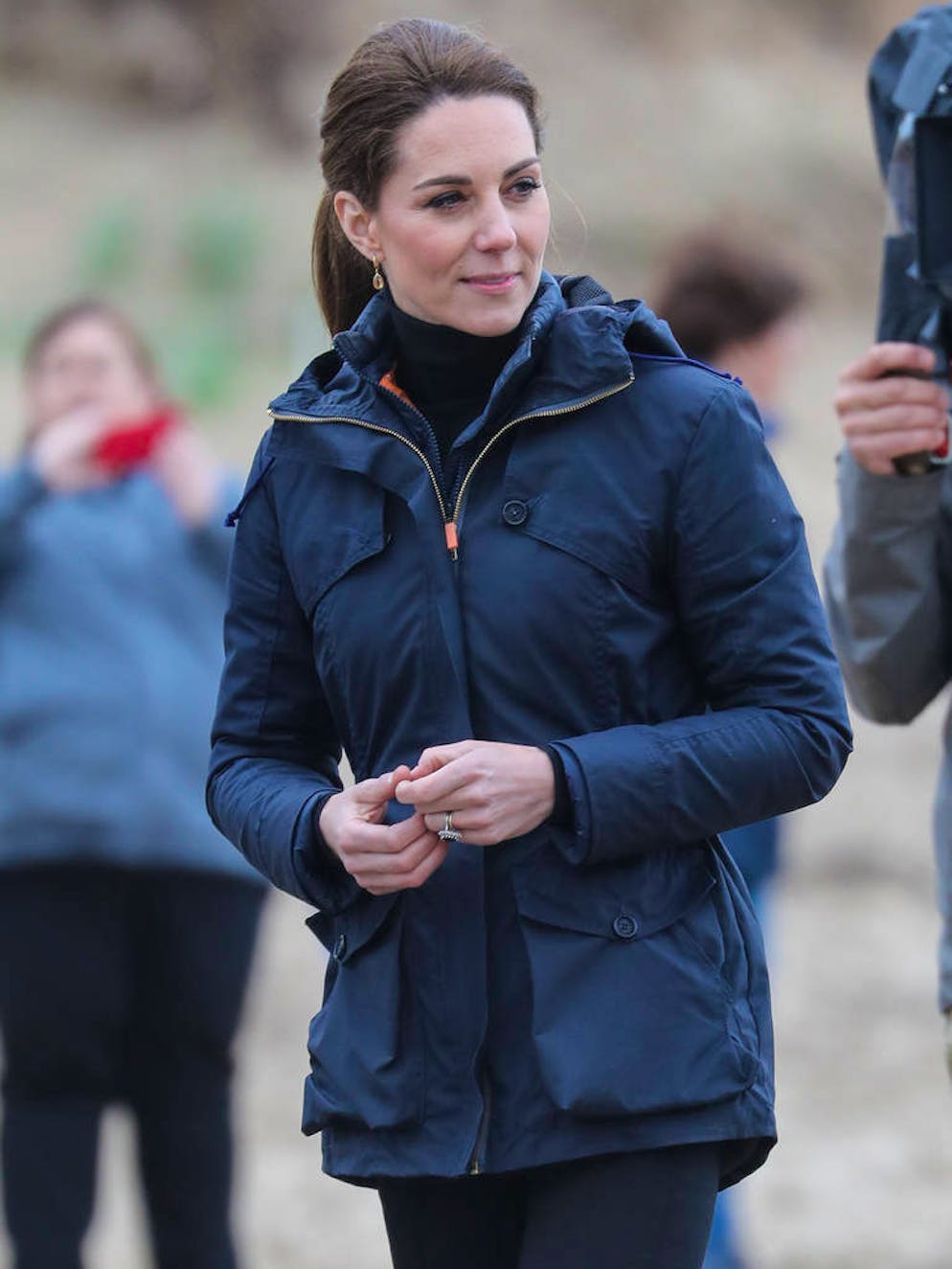 10 looks qui prouvent que Kate Middleton a bien changé. Même lorsqu'elle se veut casual, Kate Middleton ajoute une touche de féminité qu'on ne lui connaissait pas. Comme ce pull près du corps à col roulé.