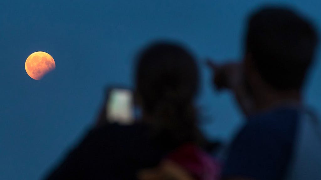 Dienstag Verfinstert Sich Der Mond Partiell Und Dann Erst Wieder