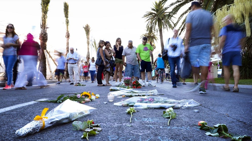 Terroranschlag von Nizza. Der Anschlag traf die Grande Nation  ins Mark: Zahlreiche Franzosen legten an der Strandpromenade Blumen für die Opfer der Bluttat nieder. 