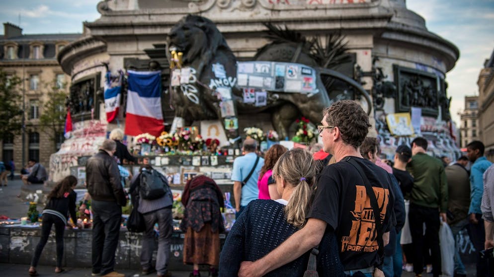 Terroranschlag von Nizza. Und auch in der Hauptstadt Paris rührte der Anschlag die Menschen zu Tränen. 