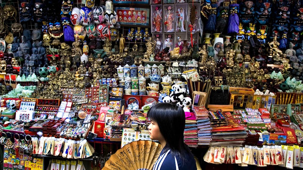 Zehn Tipps, wie Sie die Umwelt schonen können. Viele Souvenirs werden in Massenproduktionen, fern von den Orten, wo sie verkauft werden, hergestellt.
