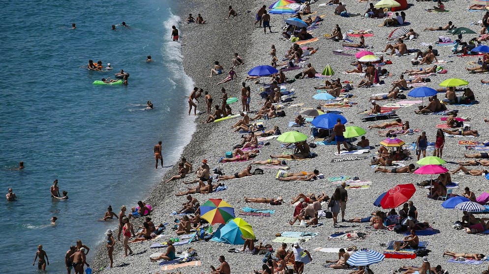 Terroranschlag von Nizza. Immerhin: Trotz Terror lassen sich die Menschen nicht davon abhalten, das Strandleben in Nizza zu geniessen. 