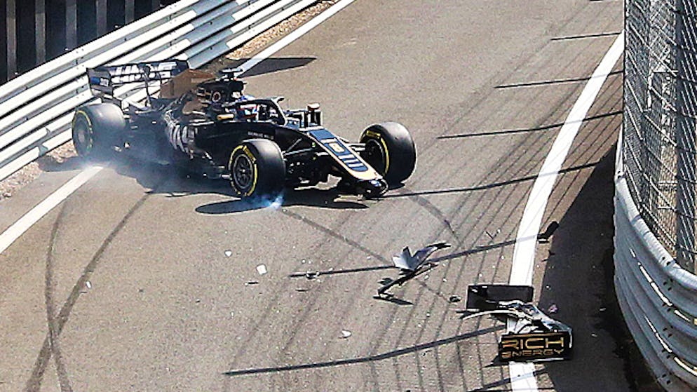 Romain Grosjean küsst in der Boxen-Ausfahrt die Leitplanke.