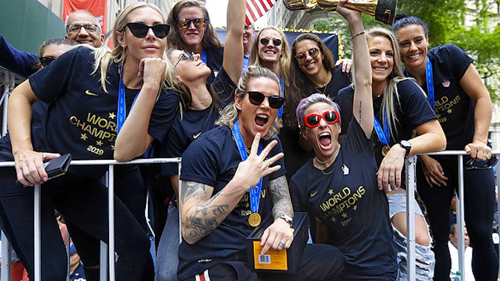 Teamleaderin Megan Rapinoe (mit roter Sonnenbrille) und ihre Teamkolleginnen feiern in New York.