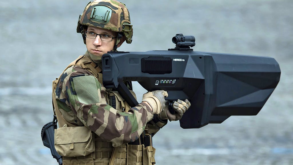Auf der Militärparade zum französischen Nationalfeiertag auf den Champs Élysées in Paris präsentiert ein Soldat die «Nerod F5» aus französischer Produktion. Die Hightech-Waffe wird wie ein herkömmliches Gewehr benutzt – allerdings schiesst man damit nicht auf Menschen, sondern neutralisiert mit Mikrowellen Drohnen.