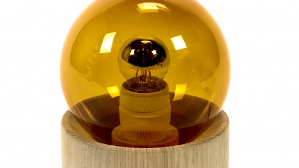 Mit diesen Dingen fühlt man sich wie auf dem Mond. Ruhige Kugel: Die Designer Ann Vereecken und Jeroen Worst vom Studio Simple lieben die Einfachheit. Das zeigt sich nicht nur bei der Gestaltung, sondern auch bei Wahl der Materialien – etwa bei der Tischleuchte «Full Moon».