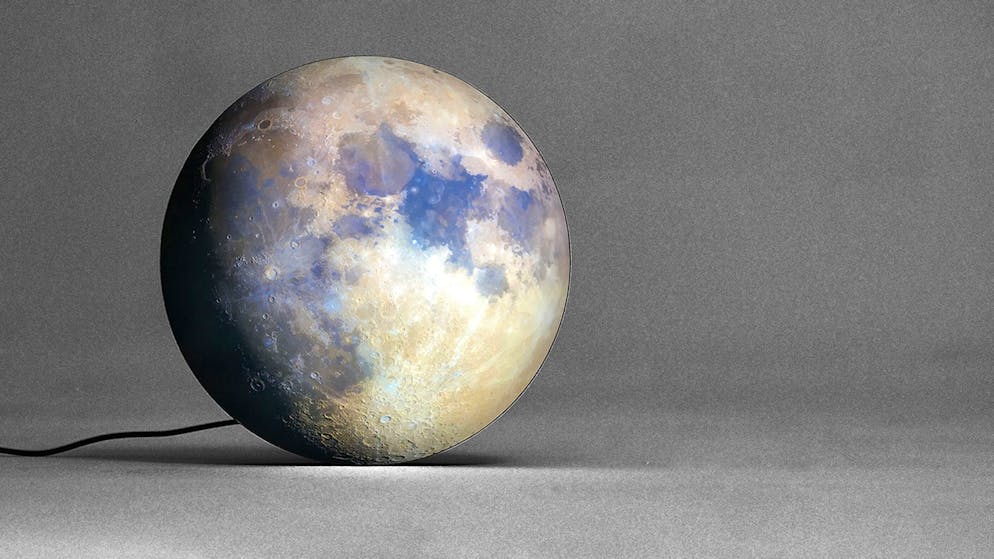 Mit diesen Dingen fühlt man sich wie auf dem Mond. Wer kann schon von sich behaupten, er könne dem Mann im Mond direkt ins Wohnzimmer schauen? Diese Dekolampe von Harrison Spirit macht das möglich. An einer dunklen Wand soll der 3D-Effekt der Mondlampe besonders eindrücklich sein.
