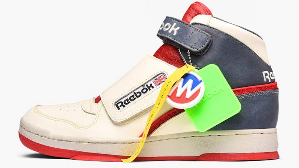 Mit diesen Dingen fühlt man sich wie auf dem Mond. Der «Alien Fighter Bishop 40th Anniversary»-Sneaker von Reebok ist angeregt von Sigourney Weavers Schuhwerk im Film «Aliens» (1986). Zu kaufen gibt es die Weltall-Turnschuhe unter anderem bei Caliroots.de.