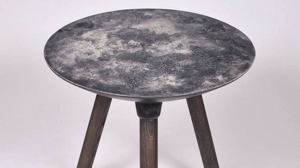 Mit diesen Dingen fühlt man sich wie auf dem Mond. Der Blick auf die mondartige Oberfläche dieses Beistelltisches aus der Mond-Kollektion von Bronsen Company erinnert an Satellitenbilder. Die abgerundete Unterbauch- und Stativhaltung der Beine könnten möglicherweise von einem Satelliten im Orbit abgeschraubt worden sein.