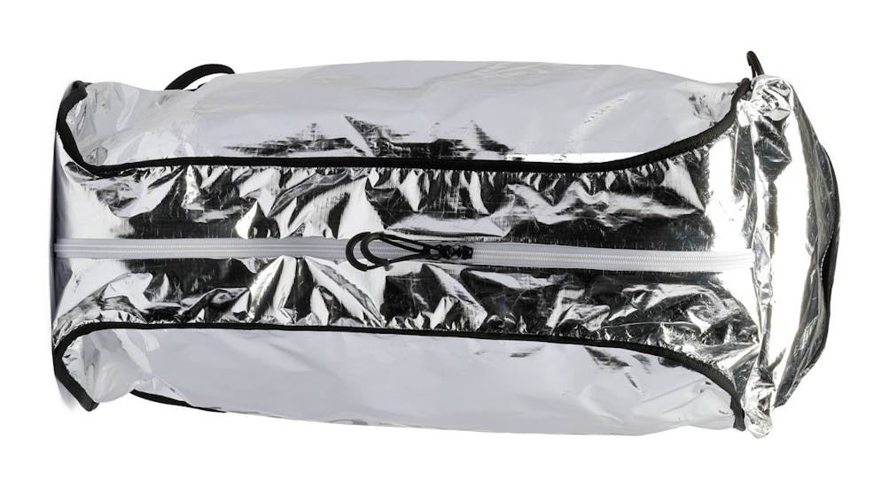 Mit diesen Dingen fühlt man sich wie auf dem Mond. Wer diese Tasche trägt, fühlt sich wie ein Astronaut – ein reversibler «Duffle Bag» aus silberfarbenem Nylon und Cord-Innenfutter mit 3-D-Effekt. Designt vom Japaner Hiroshi Fujiware für Moncler, das italienisches Modeunternehmen mit französischen Wurzeln.