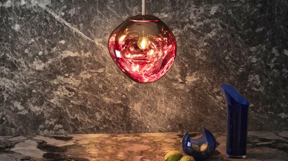 Mit diesen Dingen fühlt man sich wie auf dem Mond. Als würde ein Planet an der Zimmerdecke hängen: Der Leuchter aus der «Melt»-Serie von Tom Dixon, entstanden in Zusammenarbeit mit dem schwedischen Designkollektiv Front, lässt einen daheim in der Stube von fernen Galaxien träumen.