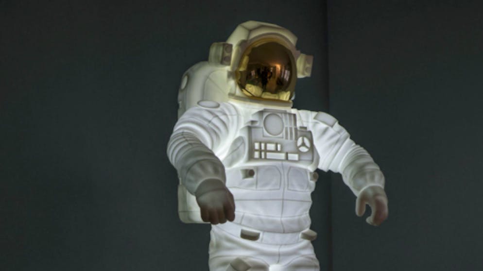 Mit diesen Dingen fühlt man sich wie auf dem Mond. Viele Werke von Max Grüter, dem «ersten virtualistischen Raumfahrer», befassen sich mit dem Thema Raumfahrt. Sein Atelier im Zürcher Kreis 4 sei «die tiefstfliegende Raumstation im Erdorbit». Wer mehr über Grüters Himmelarbeiten erfahren möchte: Noch bis zum 21. Juli sind sie im Rahmen der «Moon Celebration Week» im Kosmos Zürich ausgestellt.