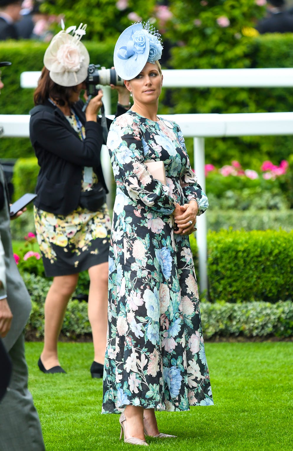 Kate & Co. en fleurs. Zara Tindall était également très élégante pour répondre au dress code rigoureux qu'impose le Royal Ascot. Elle était vêtue d'une robe longue accessoirisée d'un chapeau orné de fleurs rappelant celles de sa robe et d'une paire d'escarpins pointus.