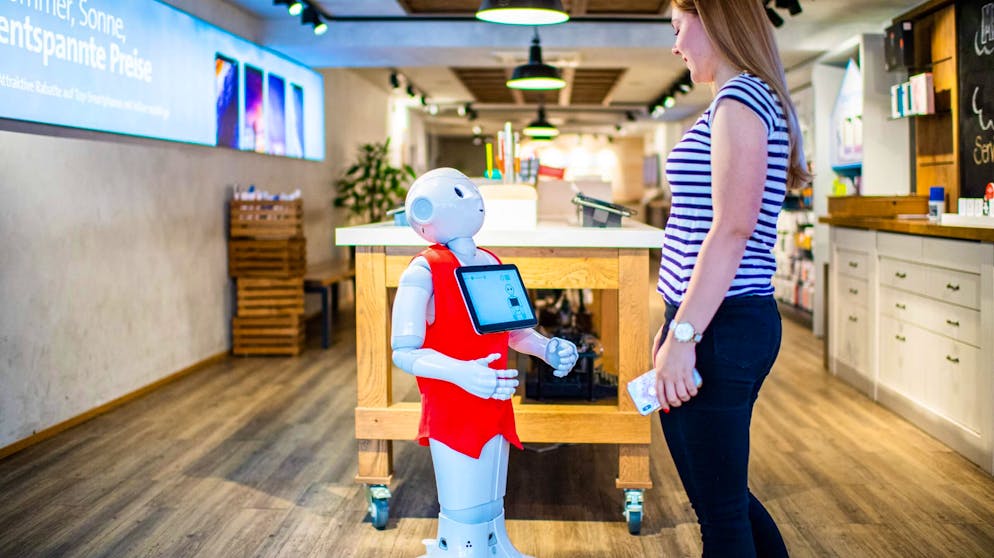 Pepper im Swisscom Shop mit seiner ersten Kundin