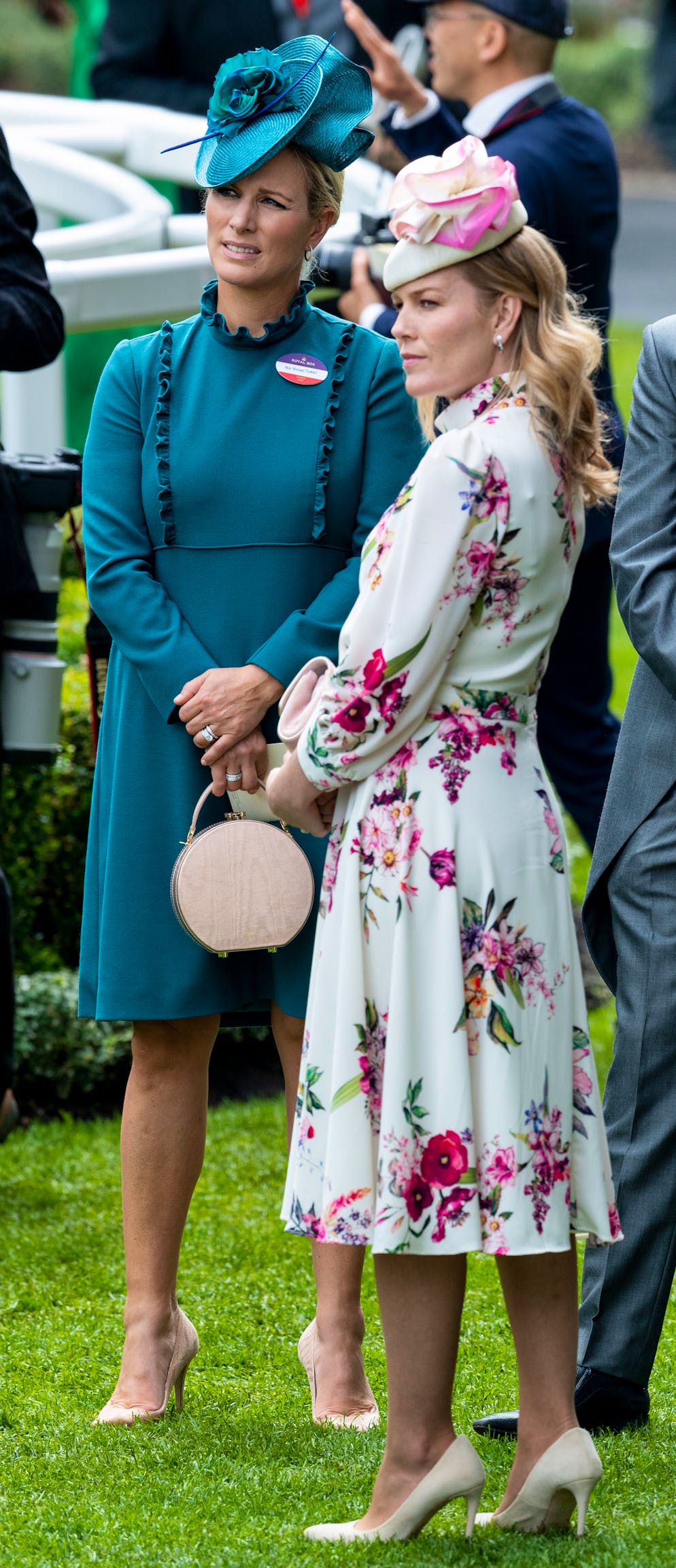 Kate & Co. en fleurs. Autumn Phillips avait également assorti son couvre-chef à sa robe à fleurs roses pour assister au  Royal Ascot.
