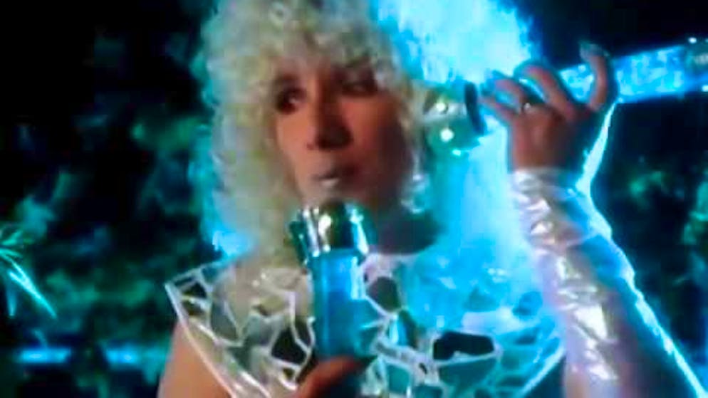 Mit diesen Dingen fühlt man sich wie auf dem Mond. Himmlisch schöne Musik veröffentlichte 1985 die Rah Band: Der soulige Song «Clouds Across The Moon» erzählt die Geschichte einer Frau, die versucht, Kontakt mit ihrem Mann aufzunehmen, der Millionen Kilometer entfernt auf Marsmission ist. Die Frau will nicht nur Grüsse übermitteln, sondern dem Typen auch klarmachen, dass sie nicht ewig auf seine Rückkehr warten werde...