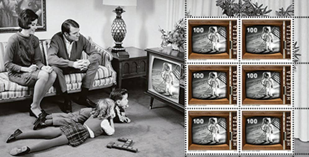 Mit diesen Dingen fühlt man sich wie auf dem Mond. Die Schweizer Post feiert «50 Jahre bemannte Mondladung» ebenfalls –  mit einer Briefmarke: Sie ähnelt dem Bild, wie es bei der Übertragung auf dem Fernseher zu sehen war. Der Bogen illustriert zudem, wie die Mondlandung in den heimischen Wohnzimmern verfolgt wurde – trotz spätnächtlicher Stunde.