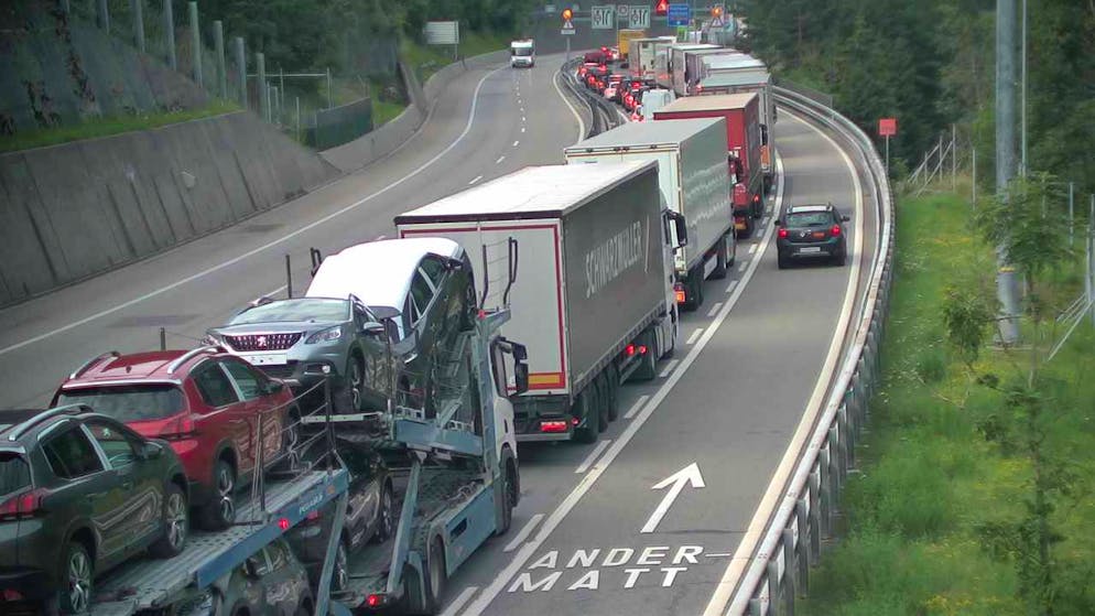 Stau vor dem Gotthardtunnel am Freitagmorgen.