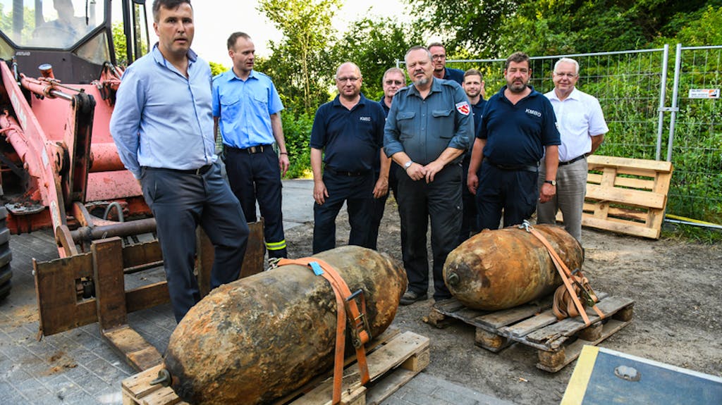 Bombenstimmung bei Berlin: Sprengmeister und Bedienstete der Stadt Oranienburg stehen neben zwei entschärften Bomben aus dem Zweiten Weltkrieg. Die Blindgänger amerikanischer Bauart wogen jeweils 500 Kilo. Sie waren bereits im April in sechs Meter Tiefe gefunden worden.