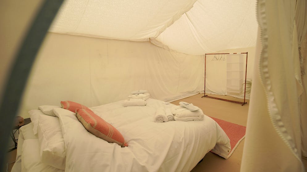 Zelt für 32'000 Franken pro Wochenende. In den Schlafgemächern erwartet den Festivalbesucher ein eher überschaubarer Luxus. Aber bequemer als eine Luftmatratze ist es wohl allemal.