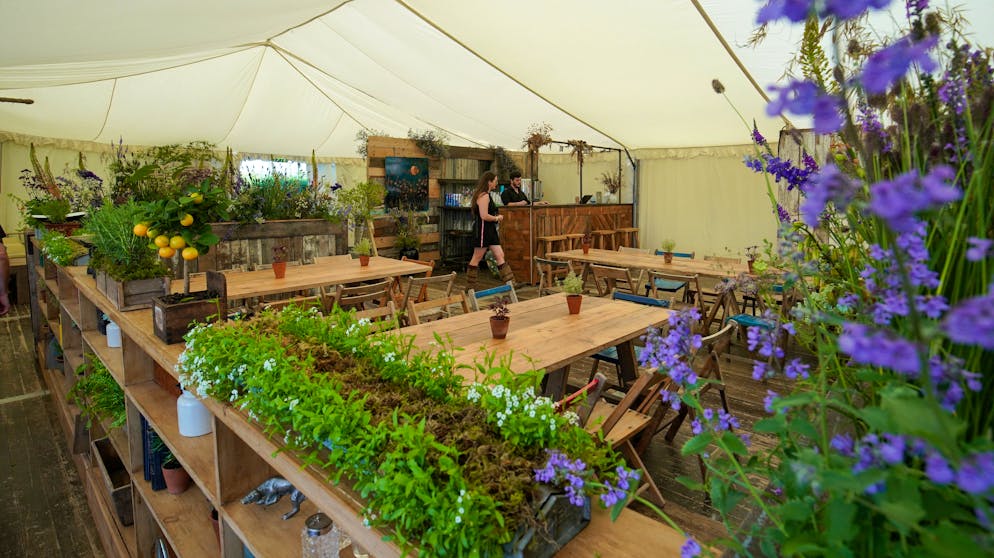 Zelt für 32'000 Franken pro Wochenende. Frische Blumen sorgen in den Gemeinschaftsbereichen für Farbtupfer.
