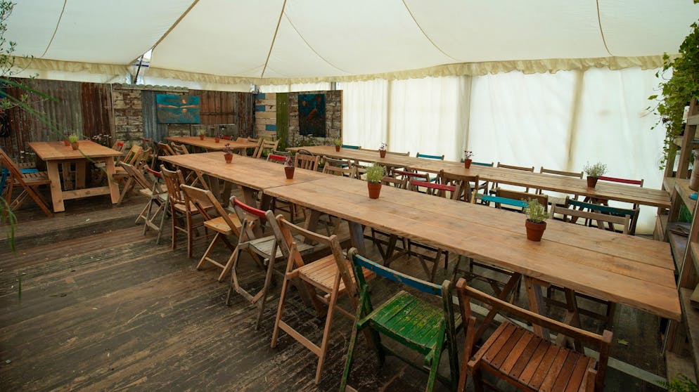 Zelt für 32'000 Franken pro Wochenende. Bring all deine Freunde mit: Hier ist wirklich Platz für jede Festival-Bekanntschaft. Ingesamt zehn Personen können in dem Luxuszelt schlafen, im Essbereich haben sogar noch mehr Leute Platz.