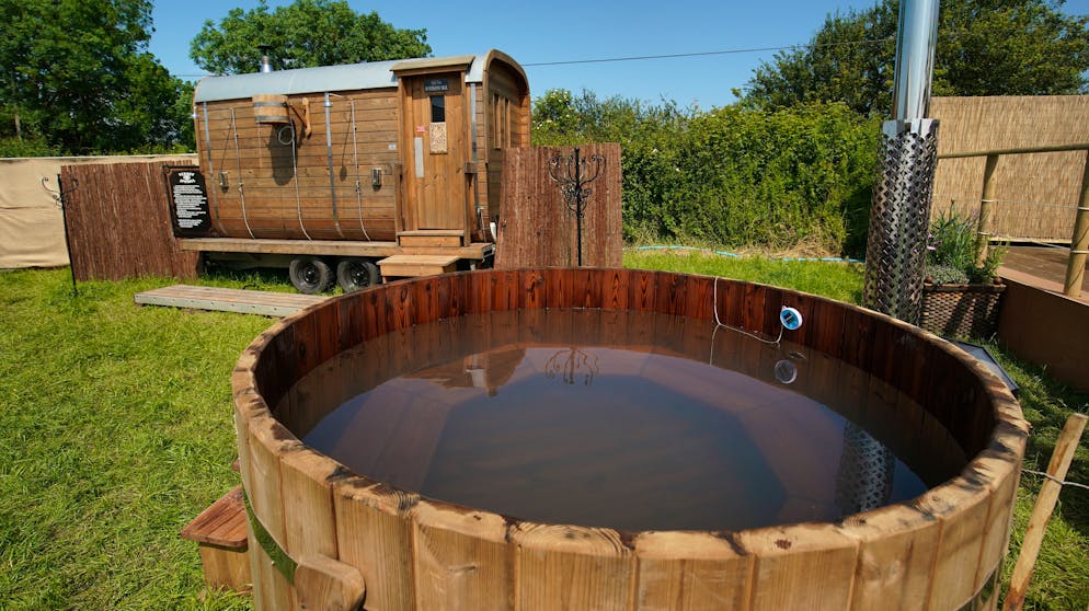 Zelt für 32'000 Franken pro Wochenende. Eines der Highlights der Luxusunterkunft: ein beheizter Aussenpool.