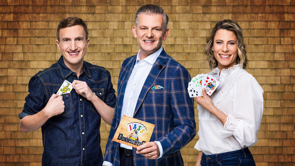 «Donnschtig-Jass» Reloaded mit Salzgeber und Büsser. Spiel-Trio: Aussenreporter Stefan Büsser (li.), Moderator Rainer Maria Salzgeber und Schiedsrichterin Sonia Kälin.