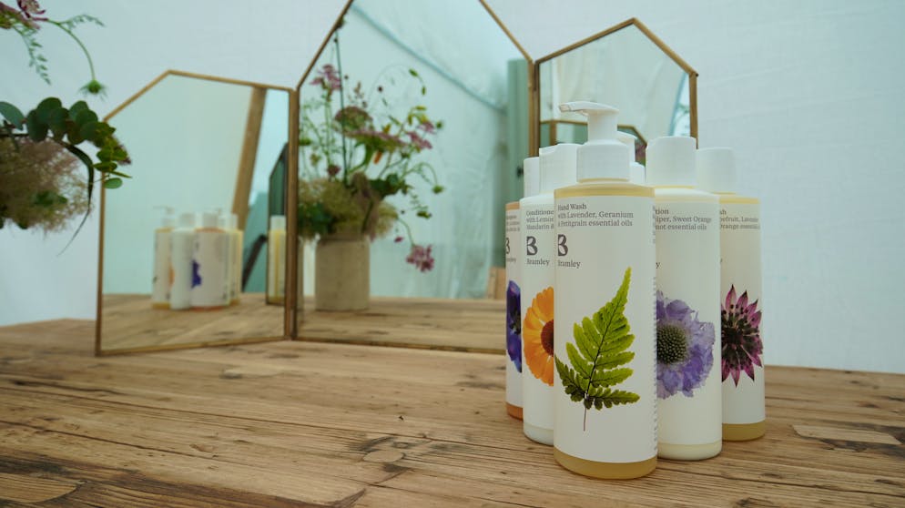 Zelt für 32'000 Franken pro Wochenende. Im Preis inklusive: exlusive Pflegeprodukte. Kann man auch erwarten bei 32'000 Franken Miete.