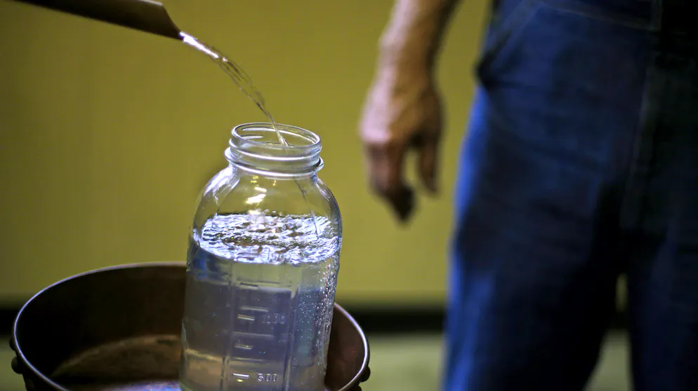 Unnützes Mond-Wissen. Moonshine heisst in den USA schwarzgebrannter Schnaps. Das Wort soll von Moonrakers stammen, einer Bezeichnung für Leute aus der englischen Grafschaft Wiltshire. Sie sollen im 18. Jahrhundert beim Alkoholschmuggel Talent bewiesen haben. 