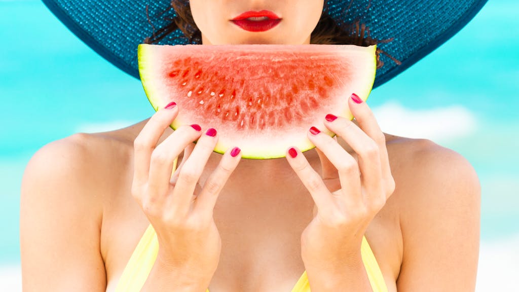 Glacé hilft eher dem Gemüt als gegen Hitze. Welches Essen ist im Sommer am besten?