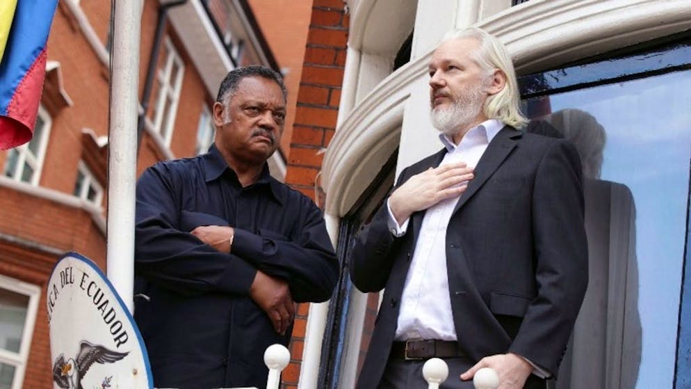 Da più di sette anni, il fondatore di WikiLeaks, Julian Assange, vive in uno spazio davvero angusto.