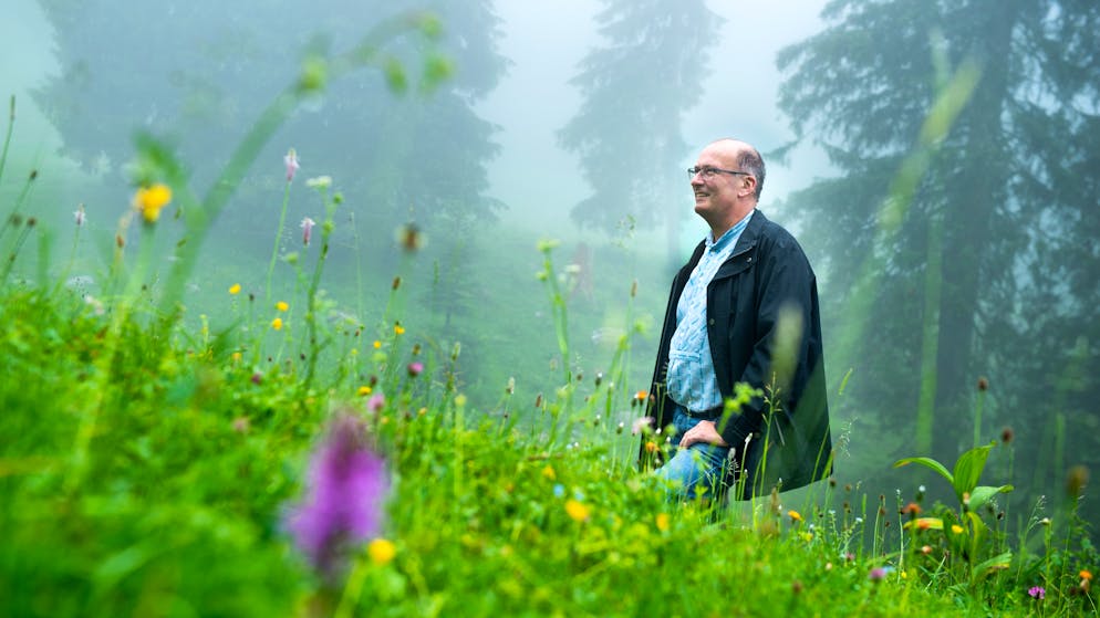 Markus Ritter auf dem Klangweg. Der Bauernpräsident kennt beinahe jede Pflanze am Wegrand.