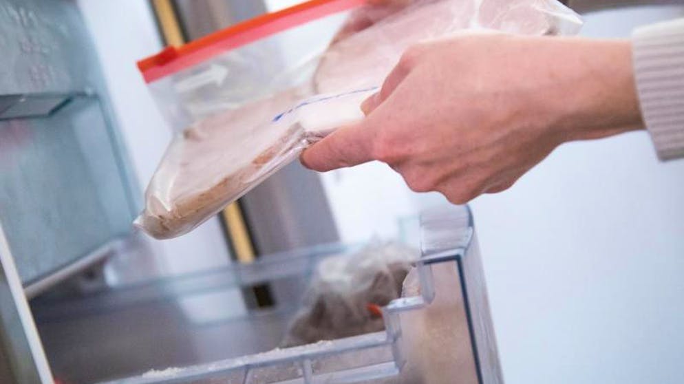Wie lange ist Eingefrorenes essbar?. Fertiggerichte, Gemüse, Fleisch & Co: So bleiben Lebensmittel länger frisch.